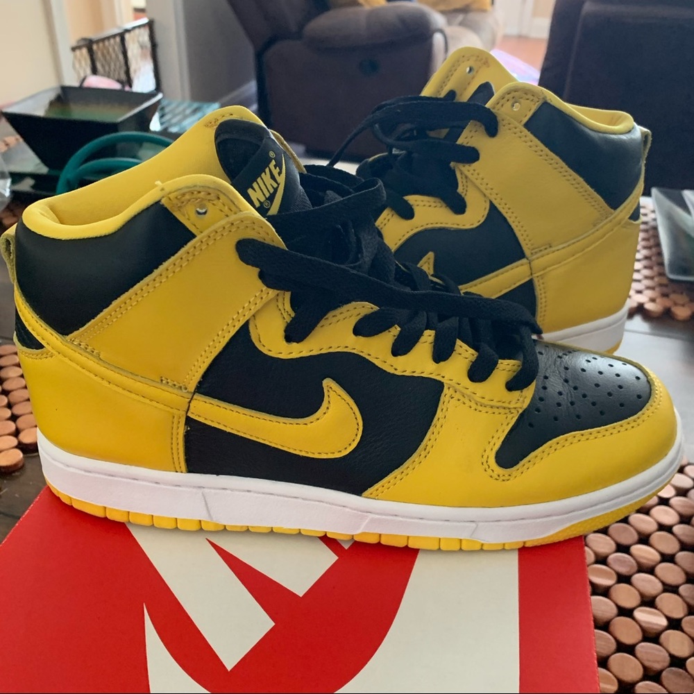 Nike Dunk Hi SP mens size 8 in yellow and black.